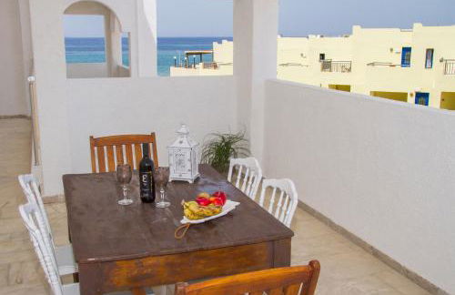 white house by the sea - Photo 28