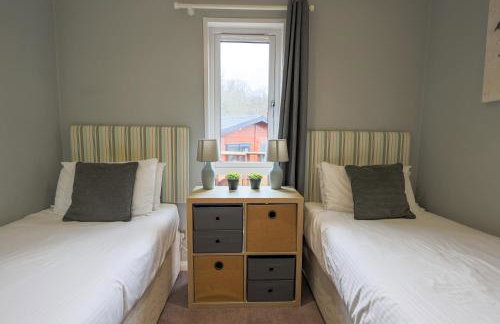 Spacious Oak Cabin with Hot Tub - Devon - Foto 12