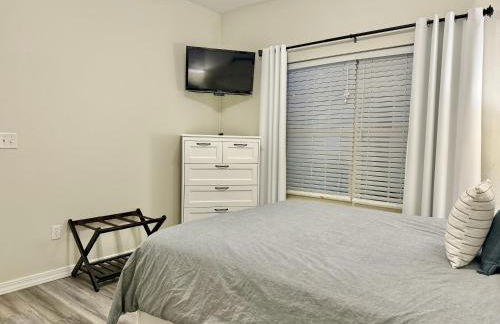 Lower Level Condo B-2 with Dock - Foto 9