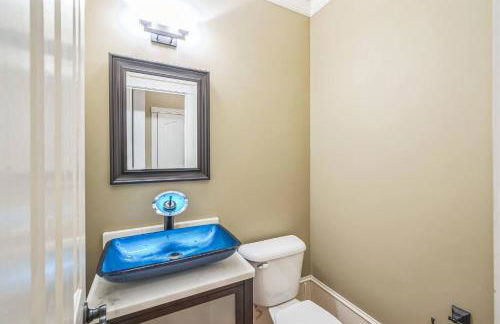 Elegant 5BR Retreat Pool & Yard - Foto 25