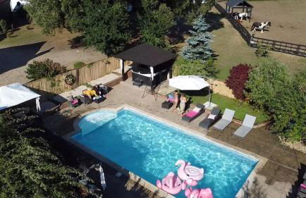 Grade II Listed Farmhouse, Pool, Hot Tub, Games Room, Celebration Hall, Car Park, 10ppl, 45 min from Central London - Foto 11