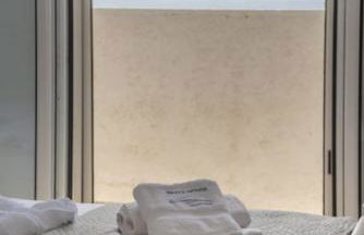 white house by the sea - Photo 12