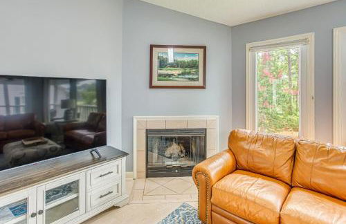 Marina and Pool Roomy Golf-View Home in Southport - Foto 7