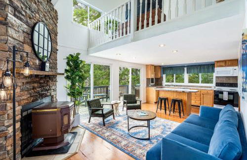 Hot Tub, Wraparound Deck, & WiFi at Chalet Cabin - Foto 3