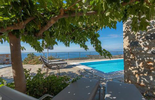 IRIS, Luxury Stone Villa in Stoupa with Private Infinity Pool, BBQ and Amazing Sea View - Foto 1