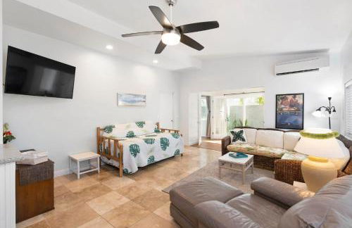 Stylish 1BR Apartment with AC Full Kitchen & WD - Just Steps to the Beach - Photo 2