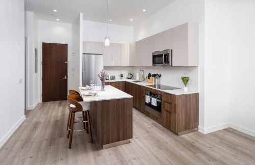 Chic 1BD with Rooftop W/D in Unit Downtown - Foto 6