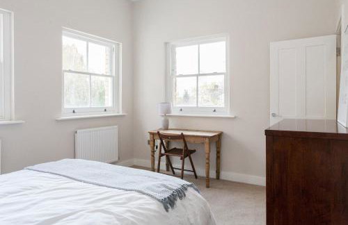 Beautiful 2 bed terrace flat close to Greenwich - Pass the Keys - Photo 9