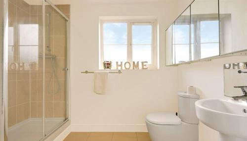 Stylish 6 Bedroom 3 Bathroom Detached House with Free Parking, Super-Fast Wifi, Pool Table, Smart TVs with Netflix by Yoko Property - Foto 5, towels, Shower