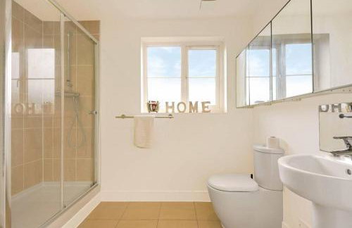 Stylish 6 Bedroom 3 Bathroom Detached House with Free Parking, Super-Fast Wifi, Pool Table, Smart TVs with Netflix by Yoko Property - Foto 5