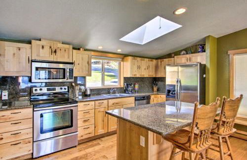 Lakefront Eatonville Cabin with Dock and Mtn Views! - Foto 7