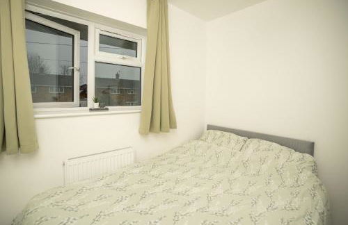 Dunstable 3-Bed House Sleeps 6 Driveway Parking Near Town Centre & Transport Links Close to Whipsnade Zoo Ideal for Families & Contractors - Photo 12