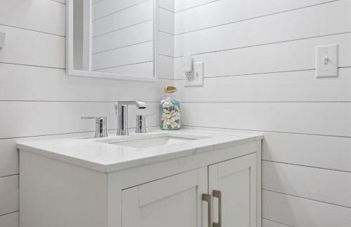 North Truro Beachfront Cottage with Cozy Backyard - Foto 17