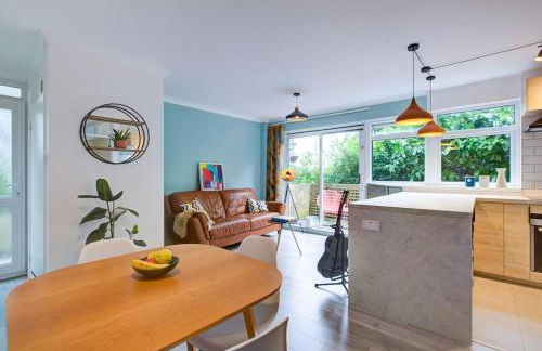 Stylish quiet garden flat with parking in London Zone 4 - Foto 1