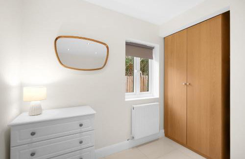 Modern Comfort 2-Bedroom, 2-Bathroom House - Photo 21