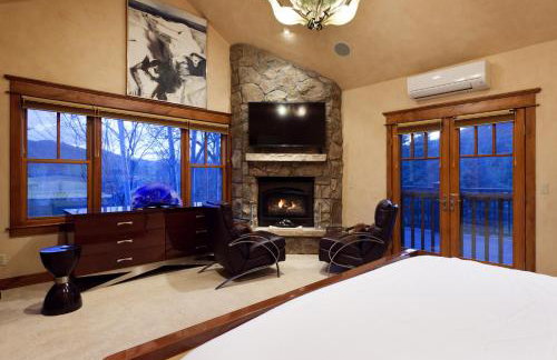 Luxe Artful Mountain Retreat with 4 King Suites, 8 Person Hot Tub and 3 Decks - Foto 28