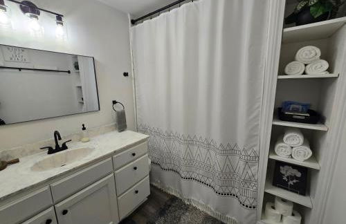 Spacious, Renovated, 5-bedroom Retreat, Near I-85 - Photo 43