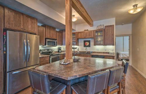 Updated Townhome with Hot Tub - Walk to Downtown! - Foto 7