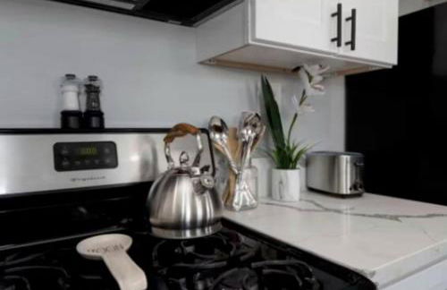 Charming 2BR Condo with Onsite Parking Included - Foto 27