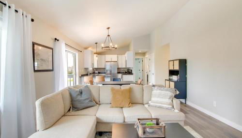 Bright Little Chute Condo with Deck and Yard! - Foto 4