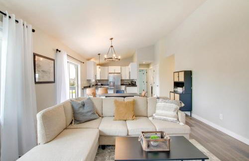 Bright Little Chute Condo with Deck and Yard! - Foto 4