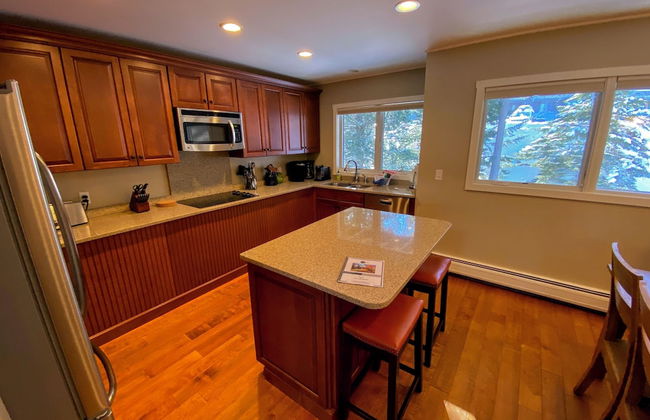 A1 Luxury Bretton Woods Ski-in Ski-out Townhome Next to Beginner ski Area Fast Wifi Keyless Entry - Photo 16