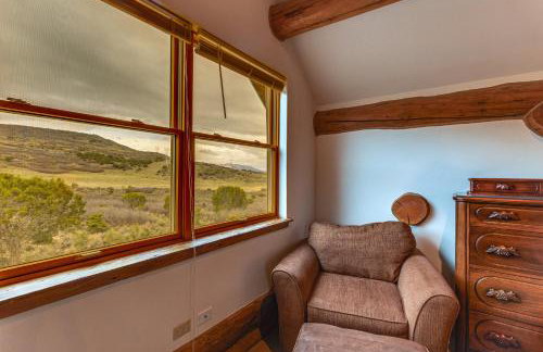 Spacious Rifle Cabin w/ Deck + Mountain Views! - Foto 16