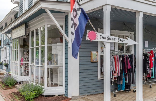 208 Village Gate Studio Bedroom Condo by RedAwning - Photo 9