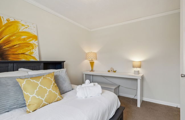 Sunsets & Serenity: Port Clinton Waterfront Stay 3 Bedroom Home - Photo 4