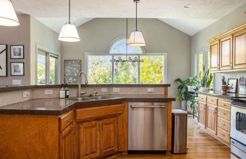 Stunning 5BR Villa Large Hot Tub & Scenic Yard - Foto 19