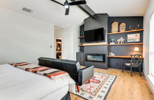 Modern Fischer House with Deck, Fire Pit and Hot Tub! - Foto 17