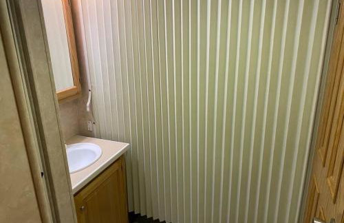 Betsie -35Ft RV Camper in Woods -Firepit & Hot Tub - Foto 2