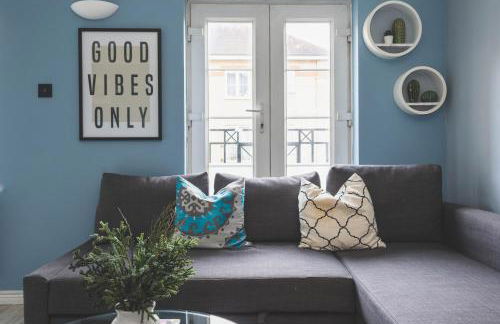 Cosy 2BR, Free Parking, 8min to City Airport - Foto 25