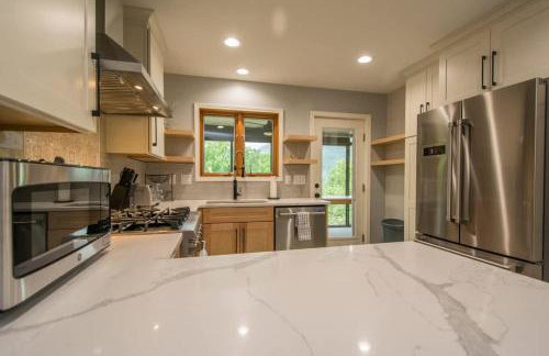 Mountain View 3BR with Sunroom, Close to Ski and Trails - Foto 20
