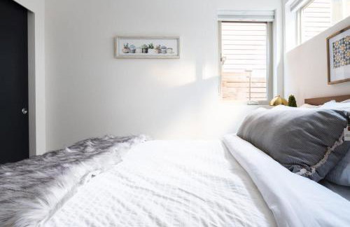 Walk to Restaurants from a Designer Cap Hill Home - Foto 55