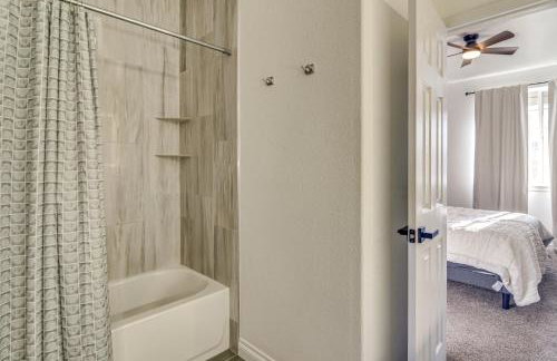 WFH Setup and Garage Parking! Modern Denver Condo - Foto 24