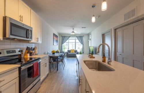 Top Floor City Views! King Bed Pool Gym Free Parking - Foto 18