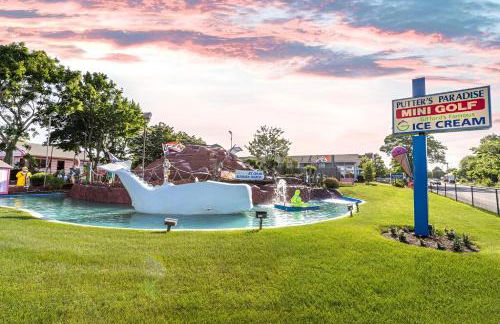 Renovated & Sophisticated Home Near Beach & Shops! - Photo 35