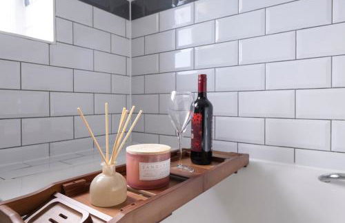 Designer 1BR I Work-From-Home Ready I Fast Wi-Fi - Foto 39