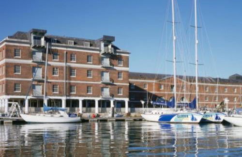 Beautiful Marina Apartment with private garden, flexible bedrooms with zip & link beds - Photo 40