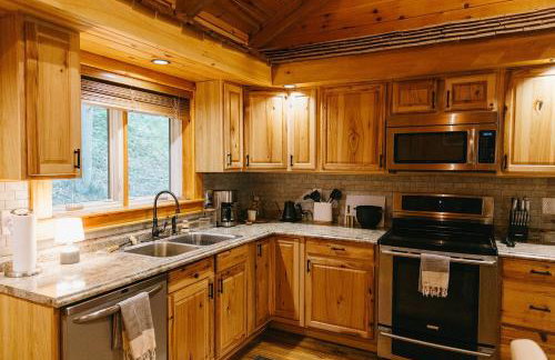 "Alpine Hills" Cozy Hideaway RRG Cabin w/ Hot Tub - Foto 3
