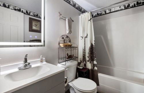 Zen Vibe w Fireplace Grill Deck & Screened Porch - Foto 23