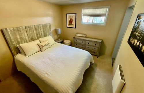 Beautiful Bungalow and Bunk House, Close to Lake - Foto 12