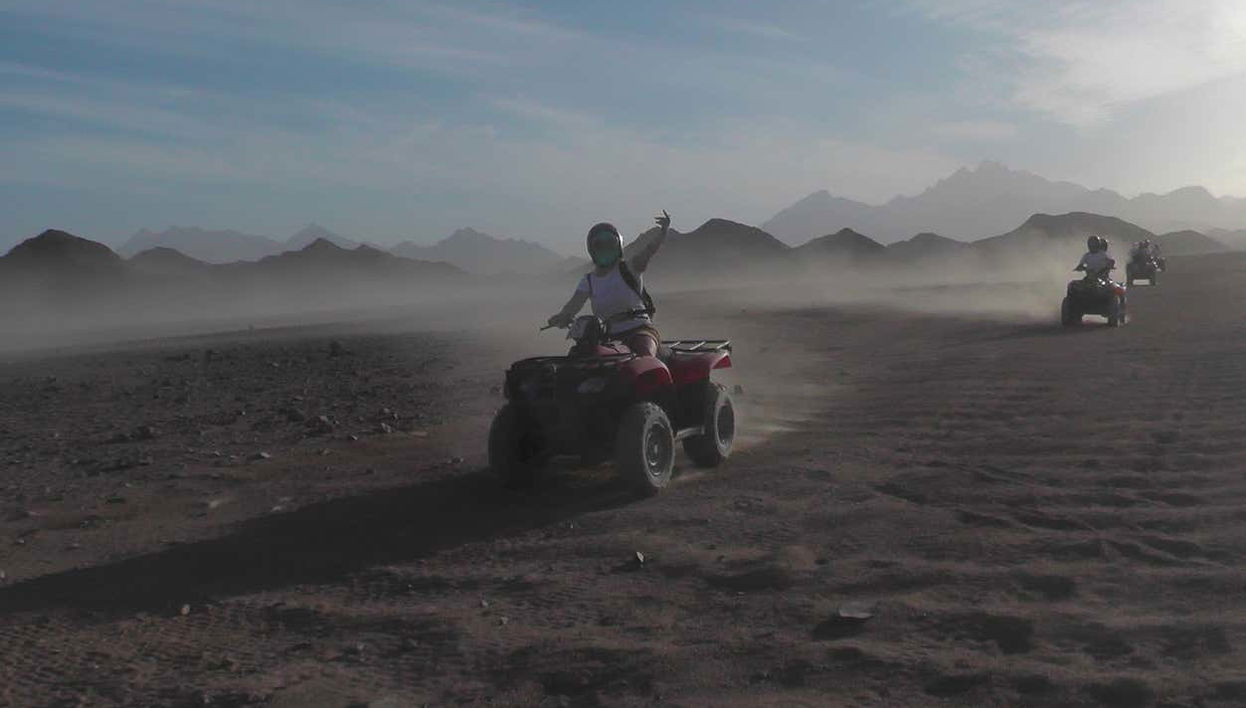 Recorriendo el desierto de Hurghada en quad