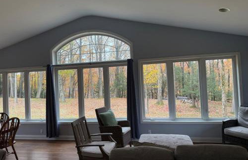 Large home with hot tub in serene wooded setting - Foto 30