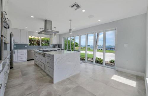 Intercostal Front Singer Island Pool Home - Photo 10