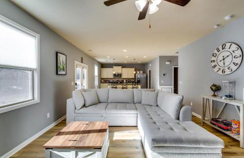 Open Plan Arcade Home with Natural Hardwoods Sleeps 10 - Foto 39