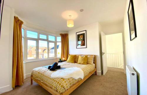 Spacious 3 Bedroom House - 5 Minutes to the nearest Beach! - Great Location - Garden - Parking - Fast WiFi - Smart TV - Newly decorated - sleeps up to 7! Close to Poole & Bournemouth & Sandbanks - Foto 25