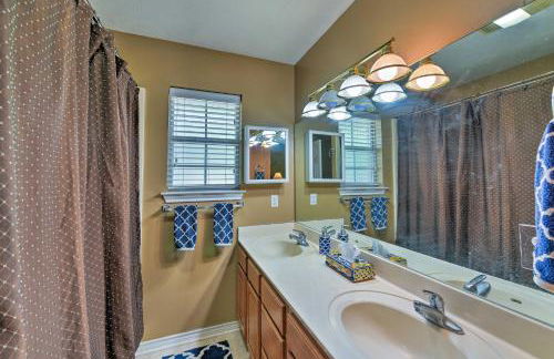 Cozy College Station Home with Patio and Fireplace - Foto 18