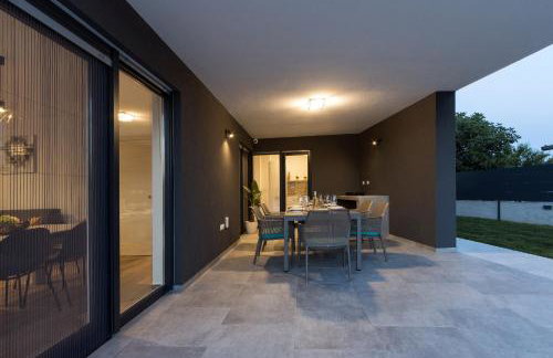 Modern 3-bedroom villa with a private pool - Photo 16